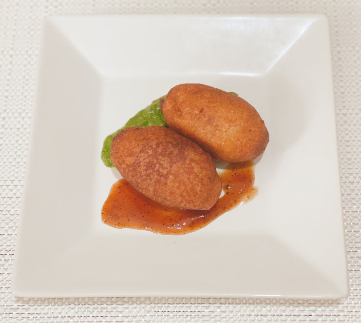 The bread roll is a spicy snack, which people enjoy in the evening time along with tea or coffee.